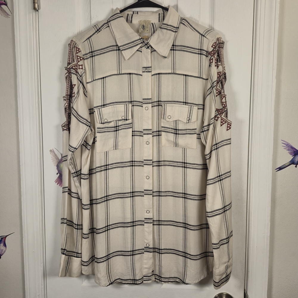 NWOT Gimmicks by BKE Embroidered Plaid Western Snap Shirt Size M